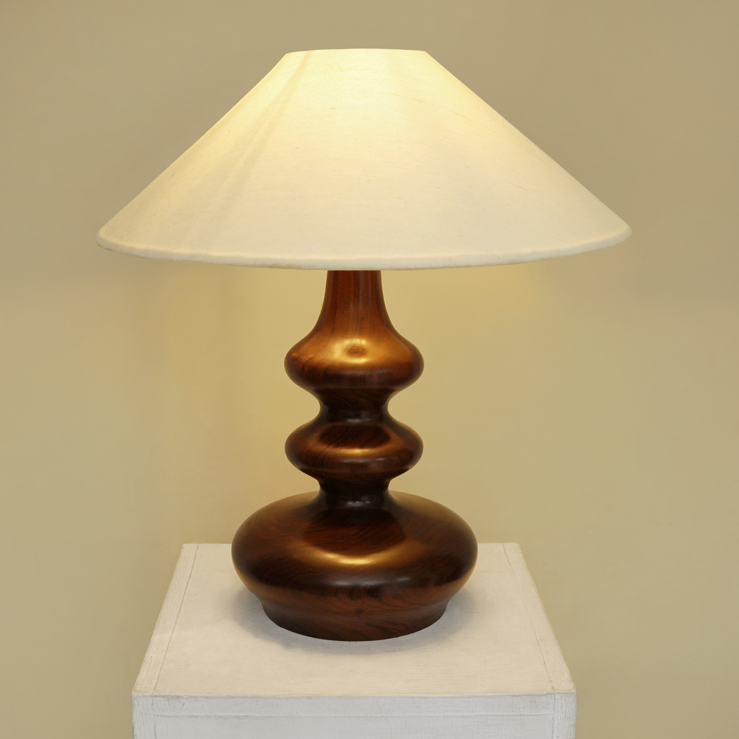 Elegant Curved Wood Table Lamp with Classic Shade – Modern Home Décor