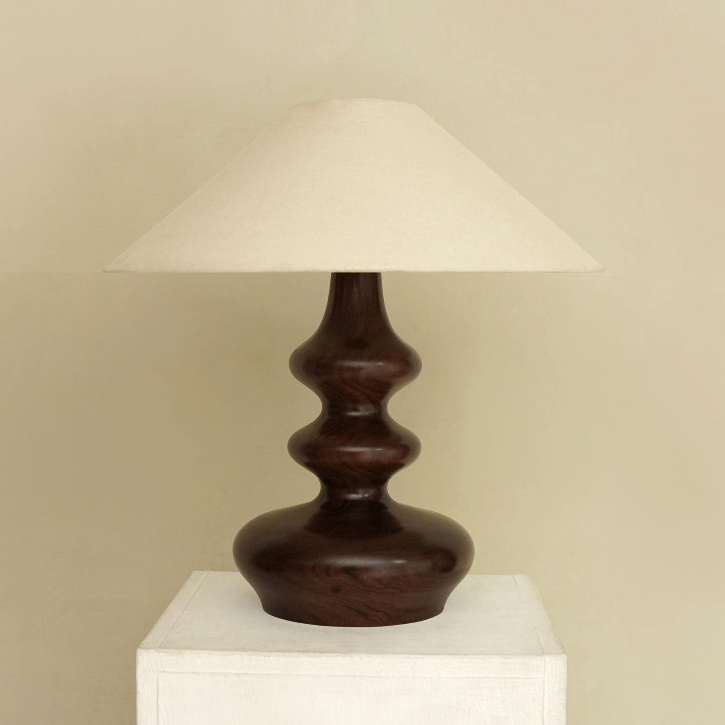 Elegant Curved Wood Table Lamp with Classic Shade – Modern Home Décor